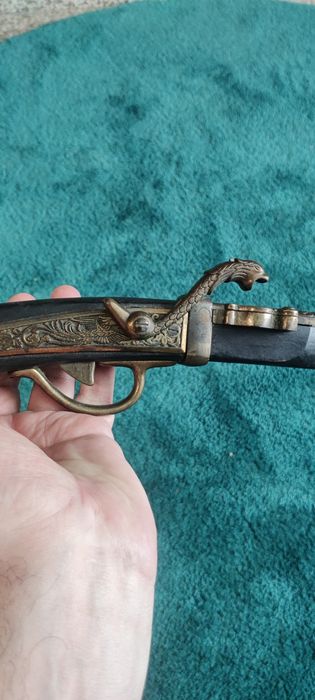 Pistola decorativa estilo antigo (réplica de pederneira)