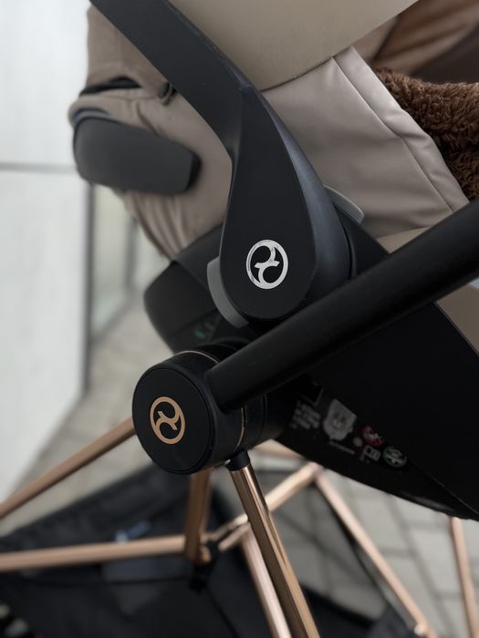 Шасі Cybex Mios та автолюлька Cybex Cloud t з квітами