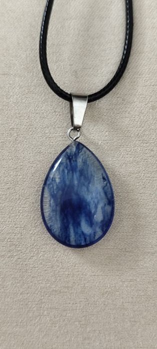 Colar com pendente em pedra semipreciosa