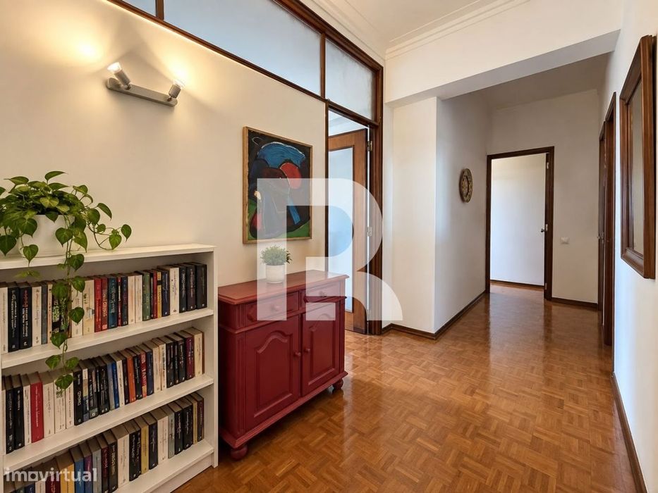 Apartamento T3 com parqueamento na Urbª Portela de Sacavém