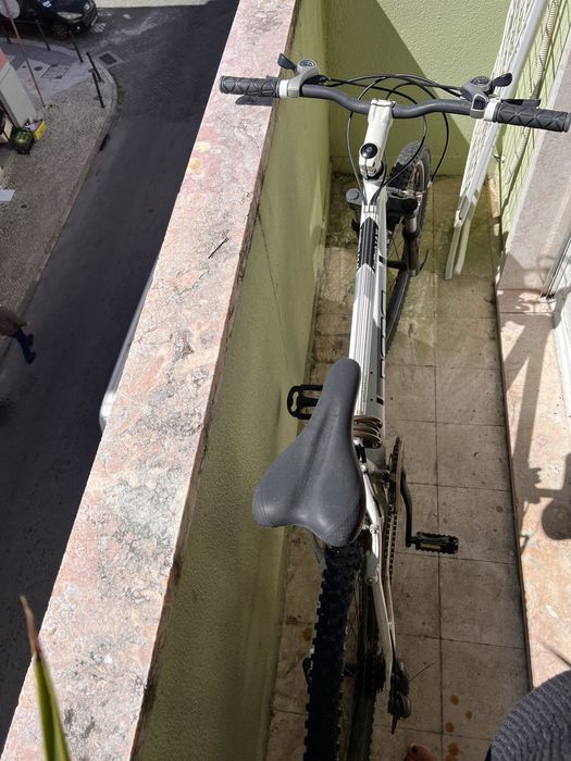 Bicicleta berg branca usada