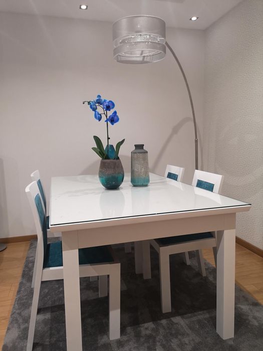 Mesa de cerejeira pintada de branco com vidro 5 mm e 4 cadeiras