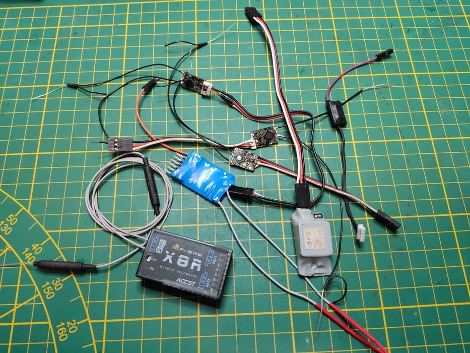 frsky Horus x12s plus 5 odbiorników i sensor GPS.