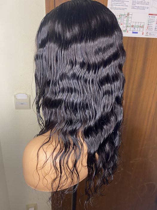 Peruca Humana Ondulada 18” Preta – Lace Closure 4x4