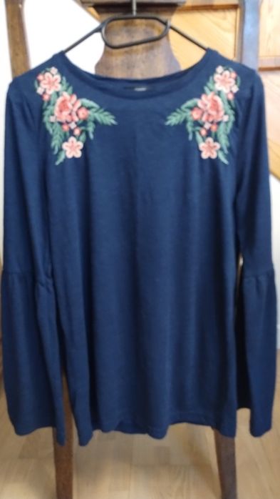 Bluzka granatowa z motywem kwiatowym M