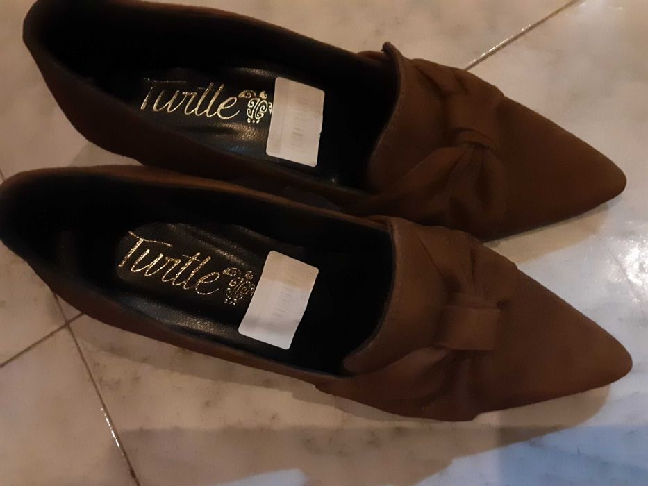Sapatos camurça castanhos