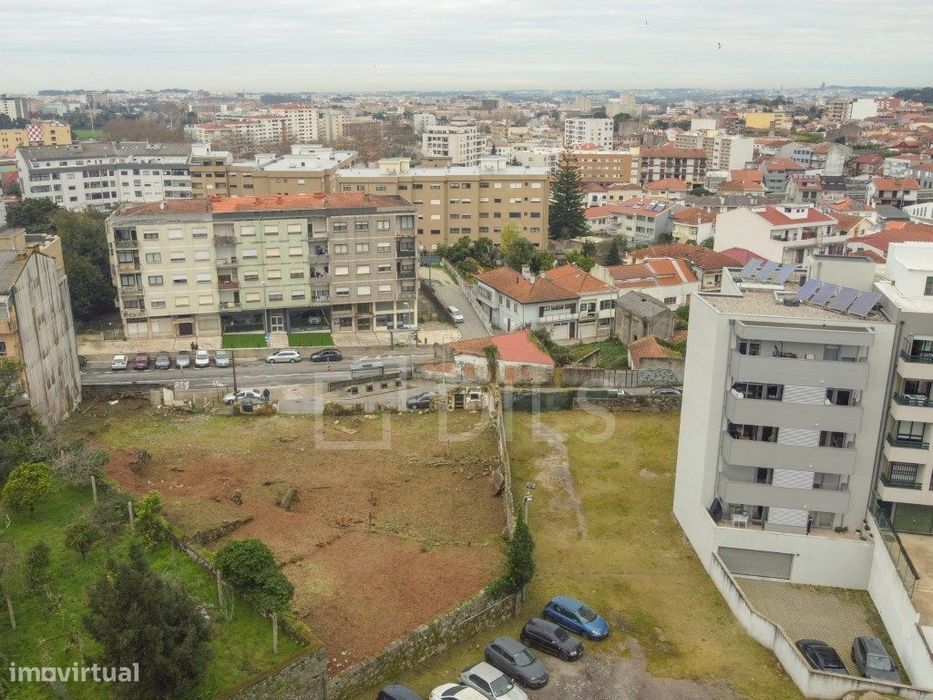Apartamento T0, com varanda, na Rua Costa Cabral, Porto