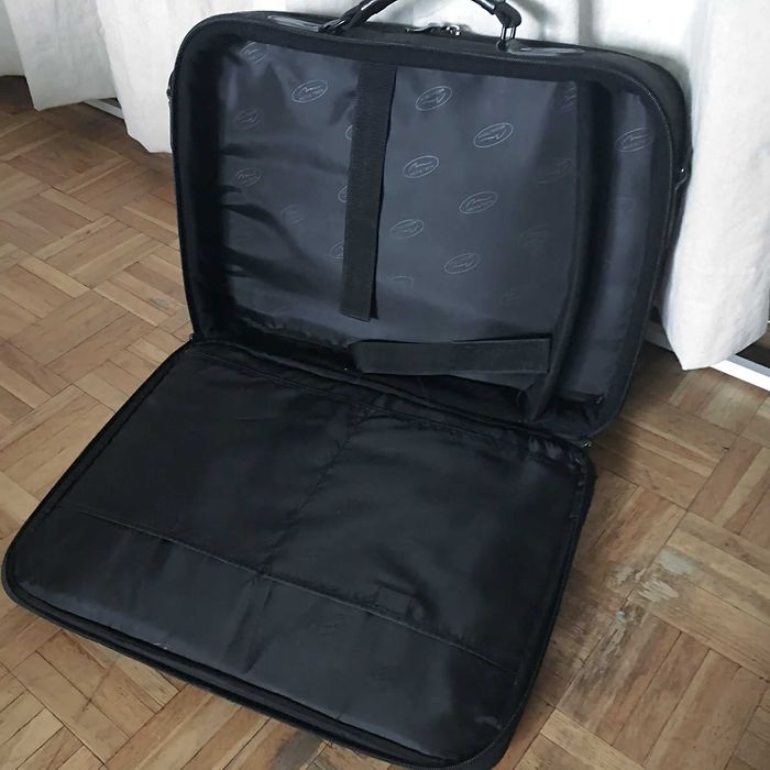 Teczka na laptop z przegródkami na dokumenty