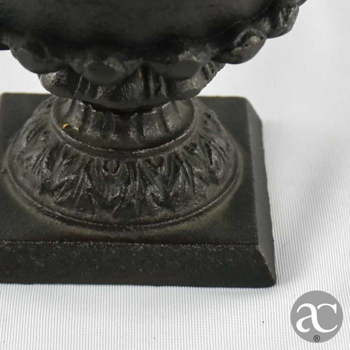 Pequena Urna em ferro fundido