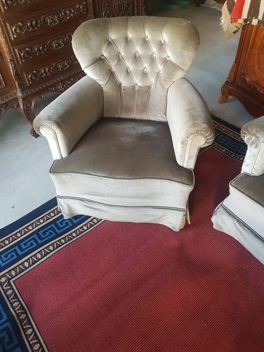 Terno se sofás com capitone