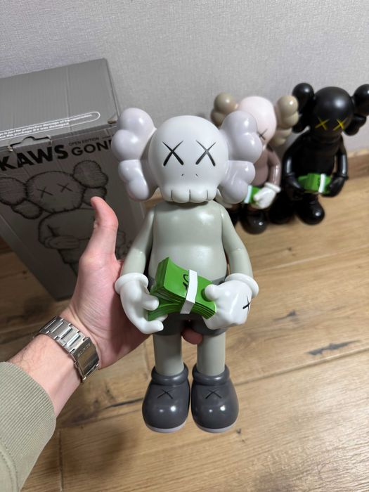 Фігурка KAWS Bearbrick CASH | стильна колекційна іграшка-статуетка Кавс Бербрик у сучасному арт-дизайні з грошовим мотивом
