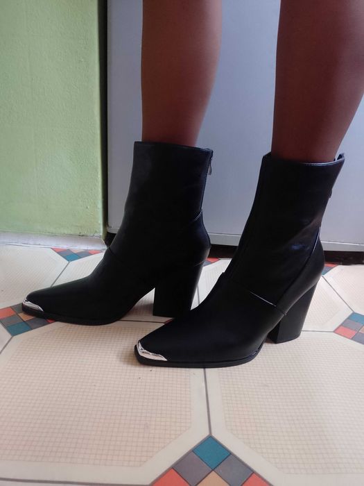 (40) Boohoo/ Czarne Botki kowbojki z blaszką w pudełku z Londynu, NOWE