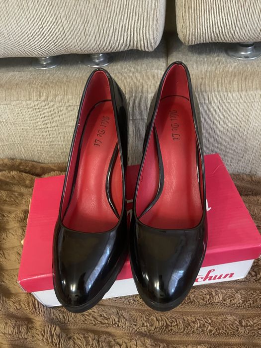 Туфлі  лаковані 38 розмір