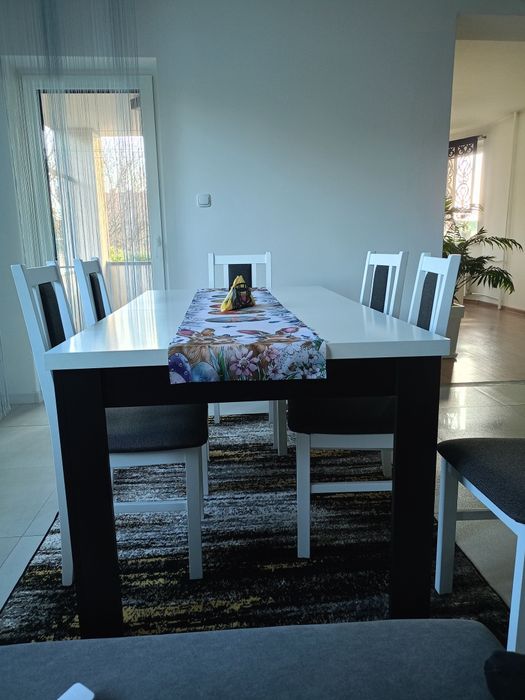 Stół do salonu z białym blatem ( bez krzeseł)