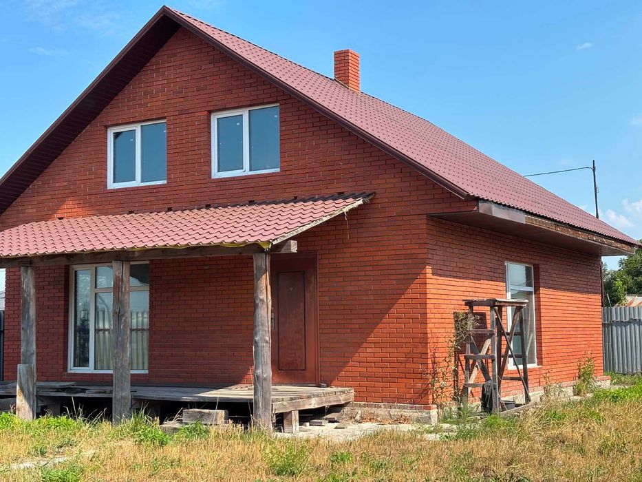 Продається двоповерховий цегляний будинок