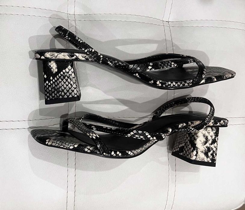 Босоножки  в змеиный принт H&M