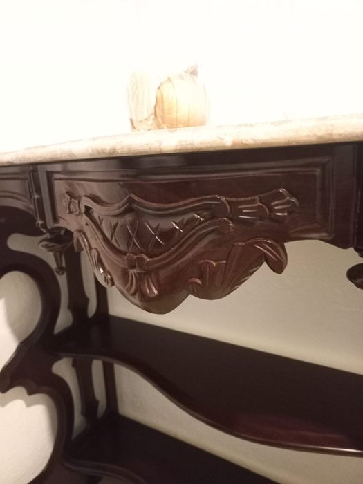 Móvel de madeira com tampo em pedra