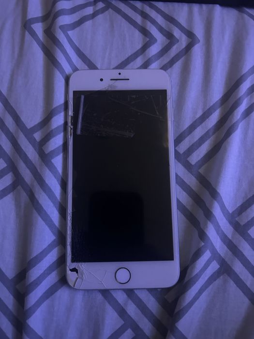 Айфон 8+ побитий