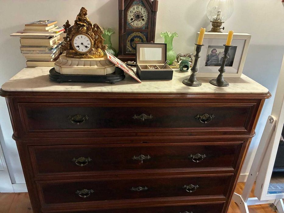 Cómoda antiga em madeira com tampo em mármore