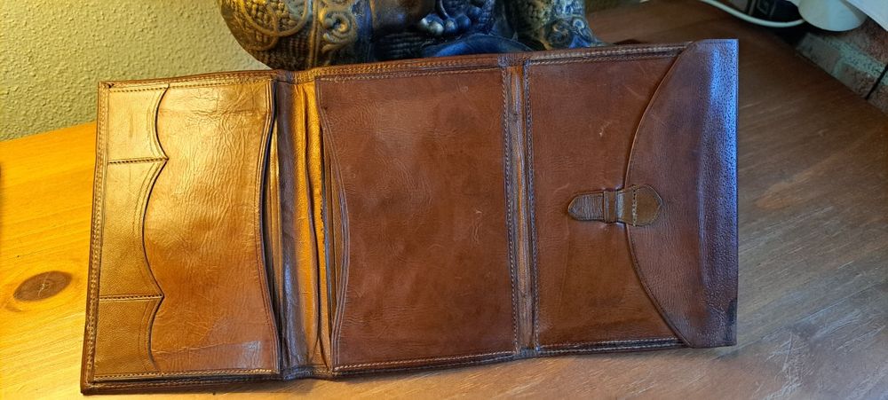 Carteiras vintage pele e prata.