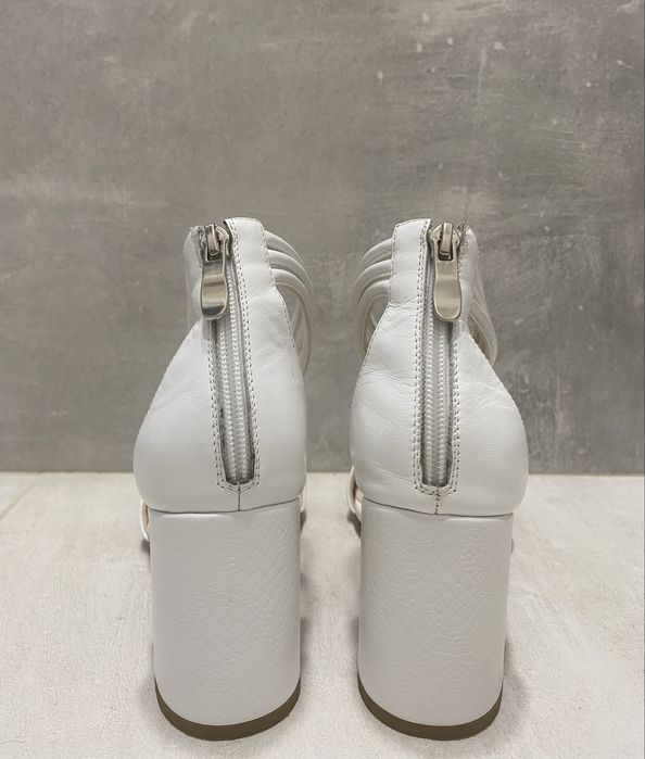 Жіночі білі босоніжки