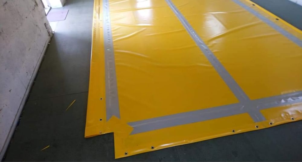 Plandeki, plandeka na przyczepę rolniczą.