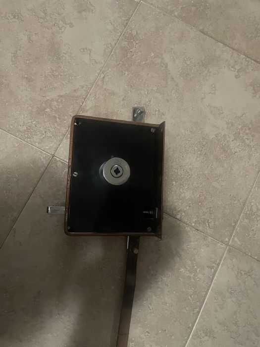 Fechadura com tranca no chão de chave em cruz  para porta