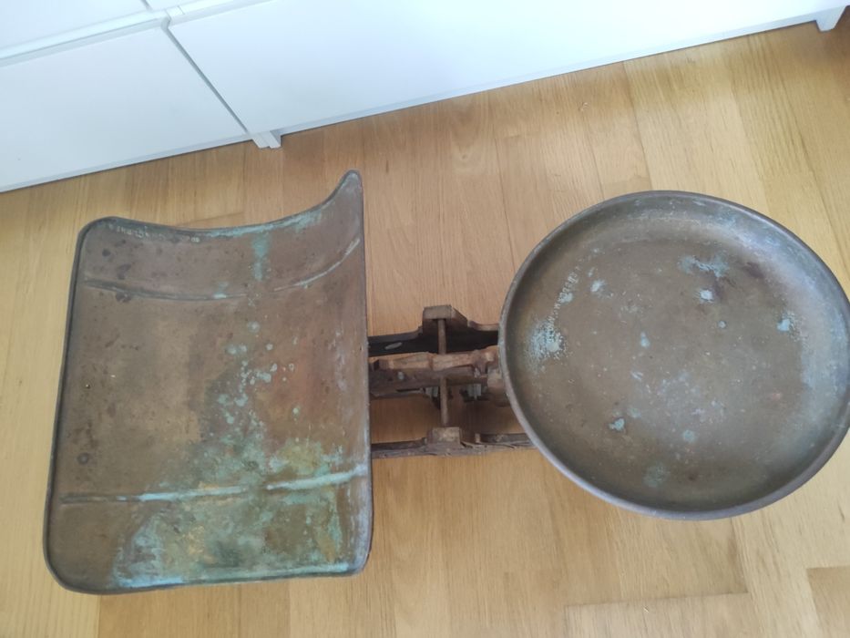Balança Antiga de Mercearia 20kg - Ferro Fundido e Pratos em Latão