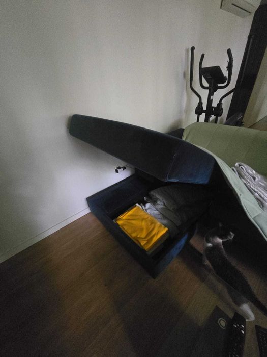 Sofá com chaise long e baús
