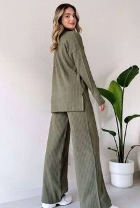 Спортивный теплый костюм