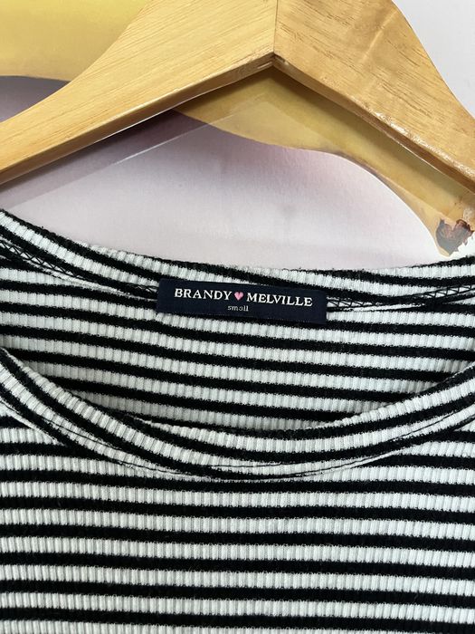 Dopasowana sukienka w paski z krótkim rękawem brandy melville
