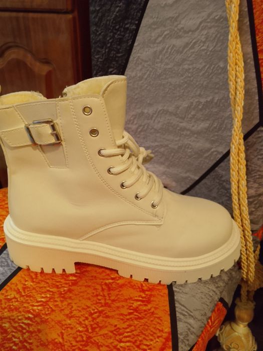 Ботинки жіночі білі