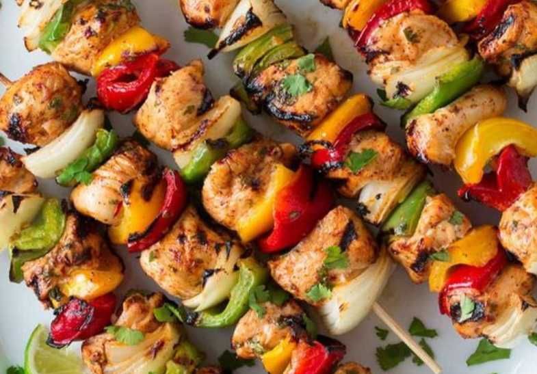 Cesta para grelhar a carvão espetadas diversas