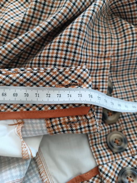 Saia com botões e bolsos