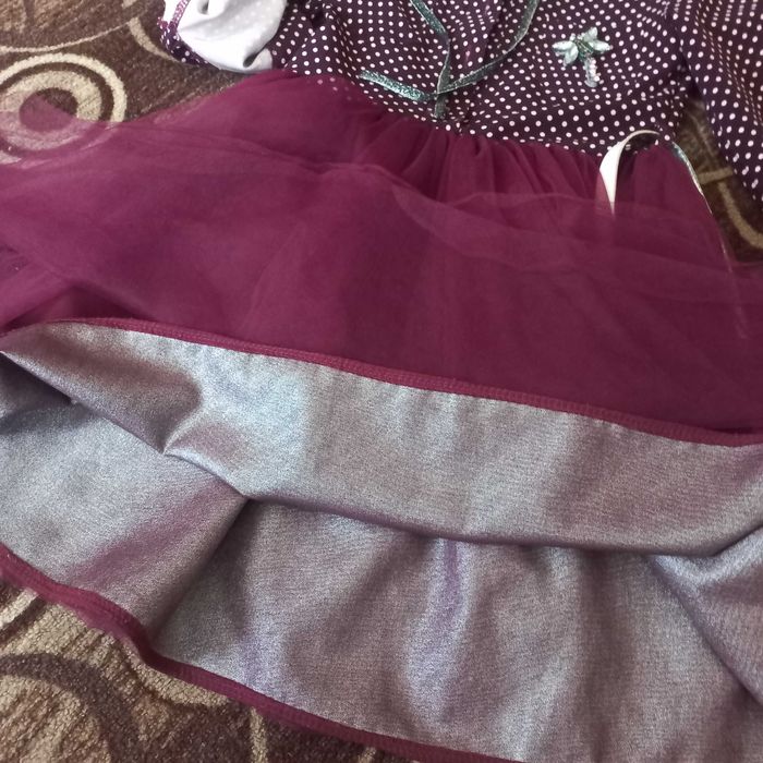 Платя наядне на дівчинку