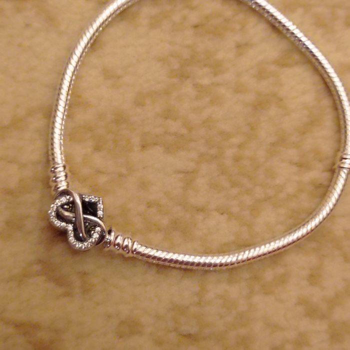 Продам браслеты.