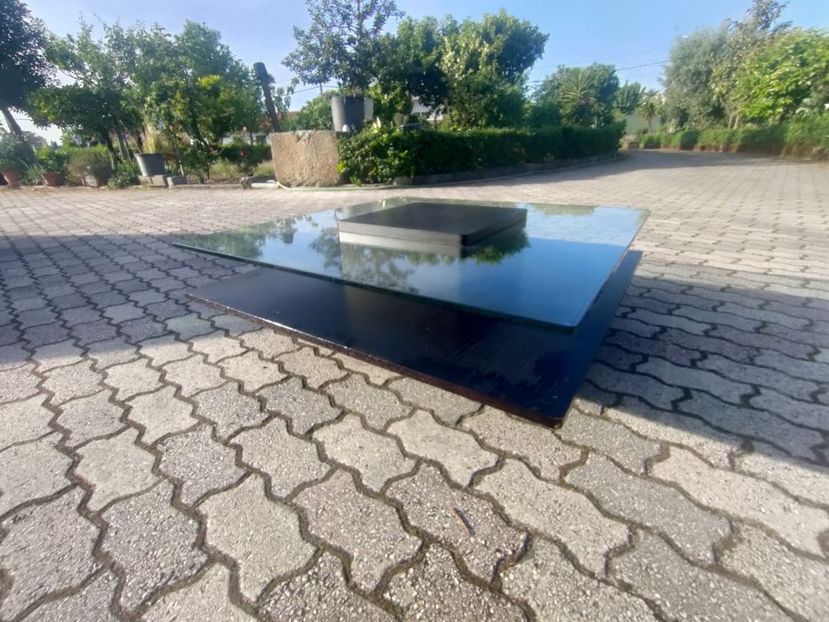 Mesa de centro com tampo em vidro