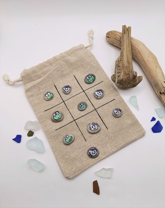 Gra kieszonkowa kółko i krzyżyk pomalowane kamienie Hello kitty gra