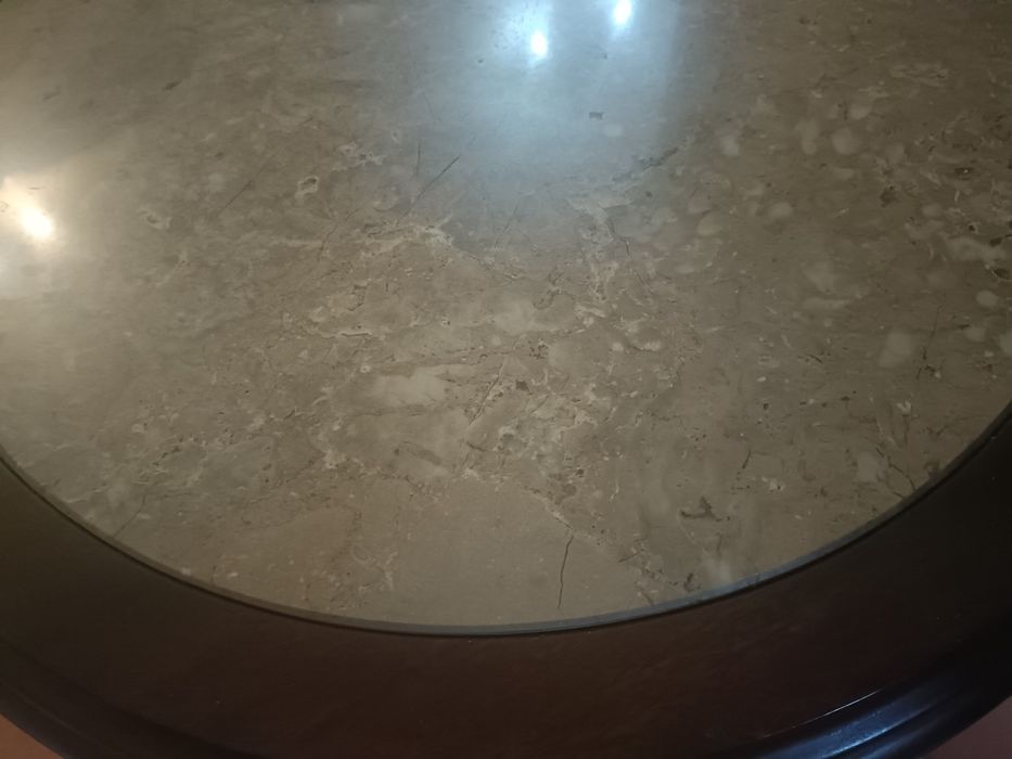 Mesa de centro com tampo de mármore