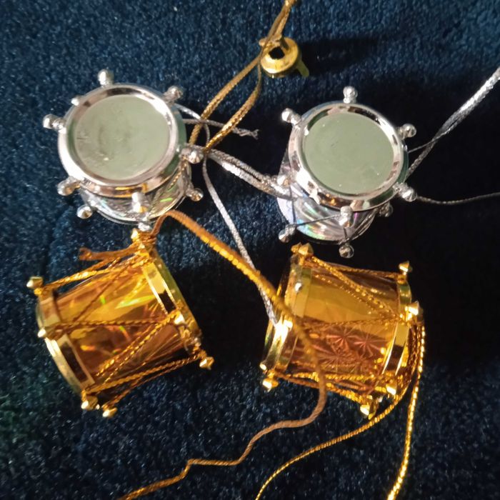 Новогодние игрушки  новые , и в идеальном состояни из спецпластика.