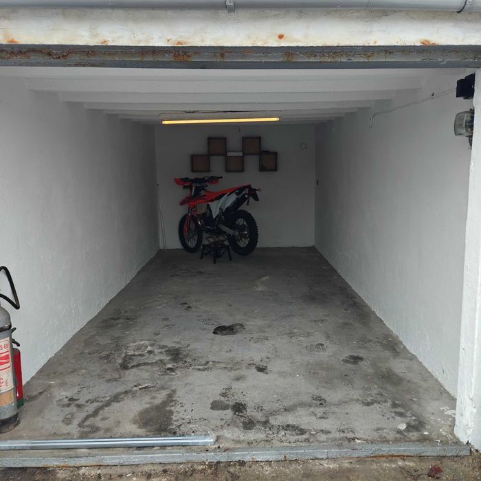 Wynajmę garaż przy ul. Niemcowicza, odmalowany, suchy, prąd!!