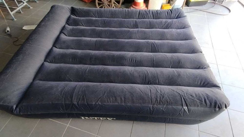 Colchão insuflável Intex 140x200 com bomba elétrica (como novo)