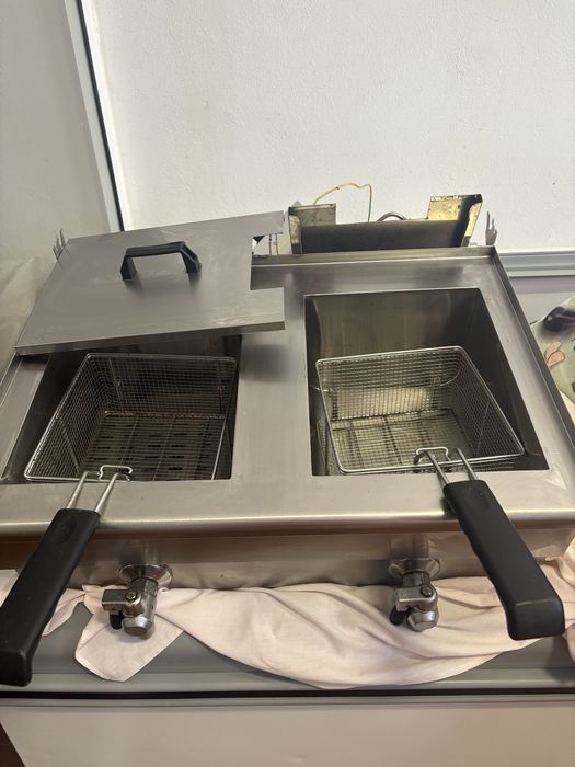 Fritadeira Elétrica Dupla Profissional Inox — 2 Cubas c/ Torneira + Cestos