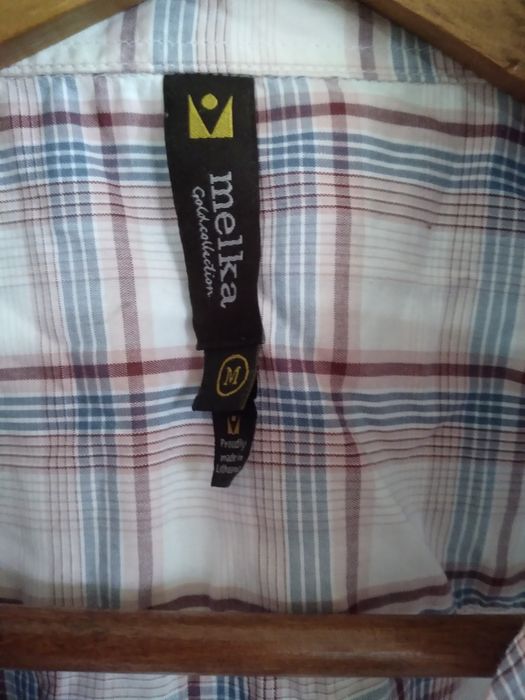 Koszula z krótkim rękawem.