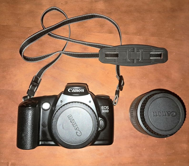 Máquina analógica Canon com mala