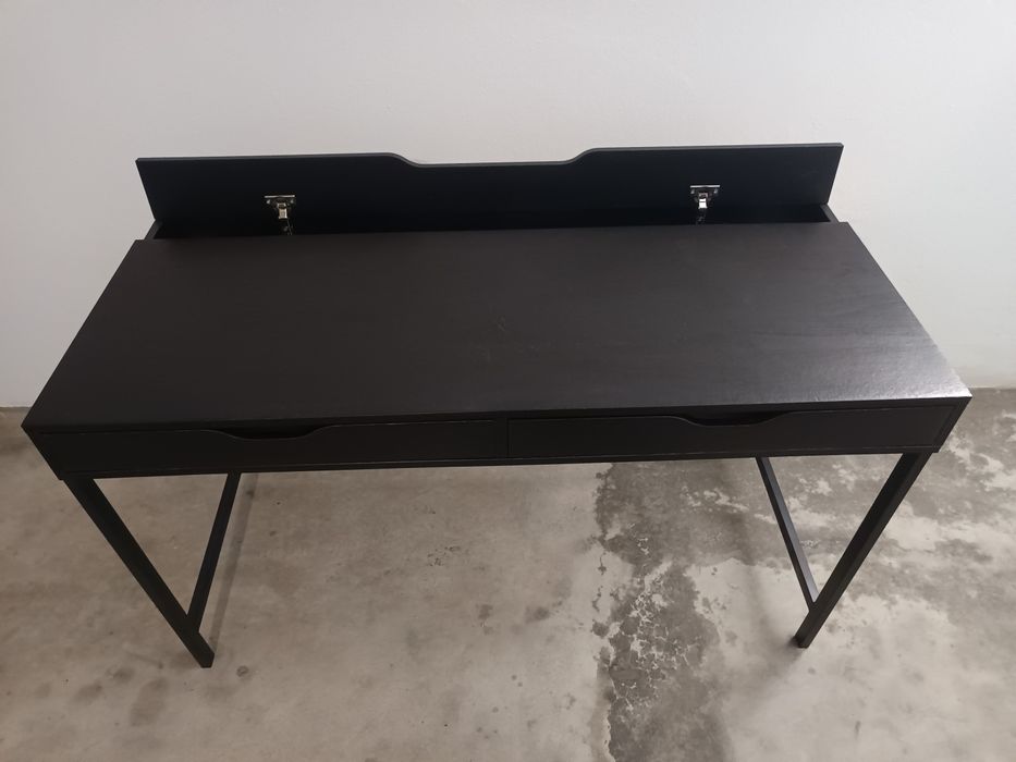 Duas mesas Secretárias ALEX, preto-castanho, 132x58cm.