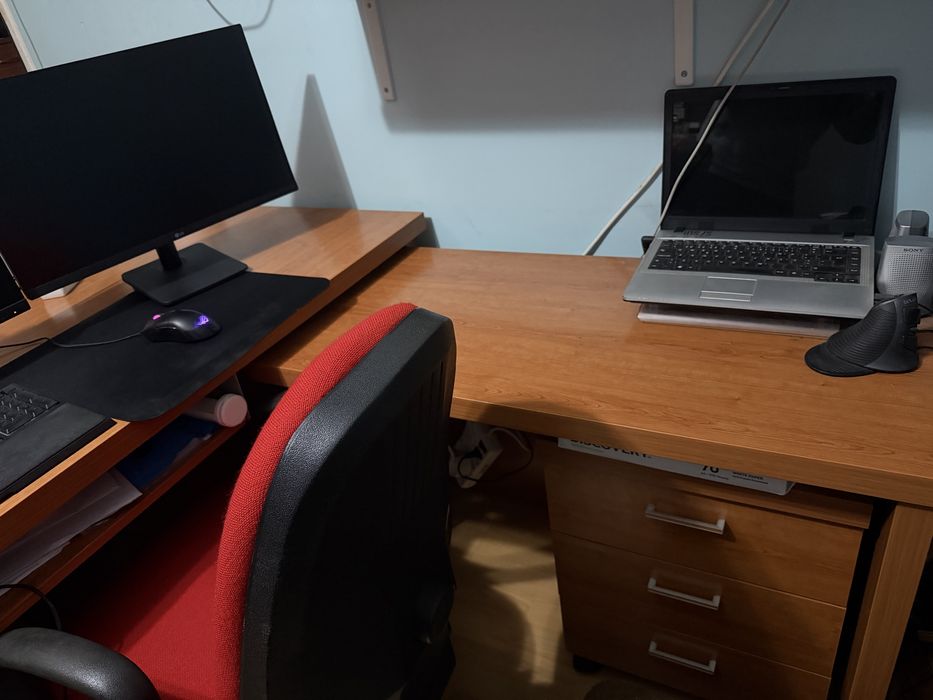 Secretaria e estante de escritorio em excelente estado para despachar