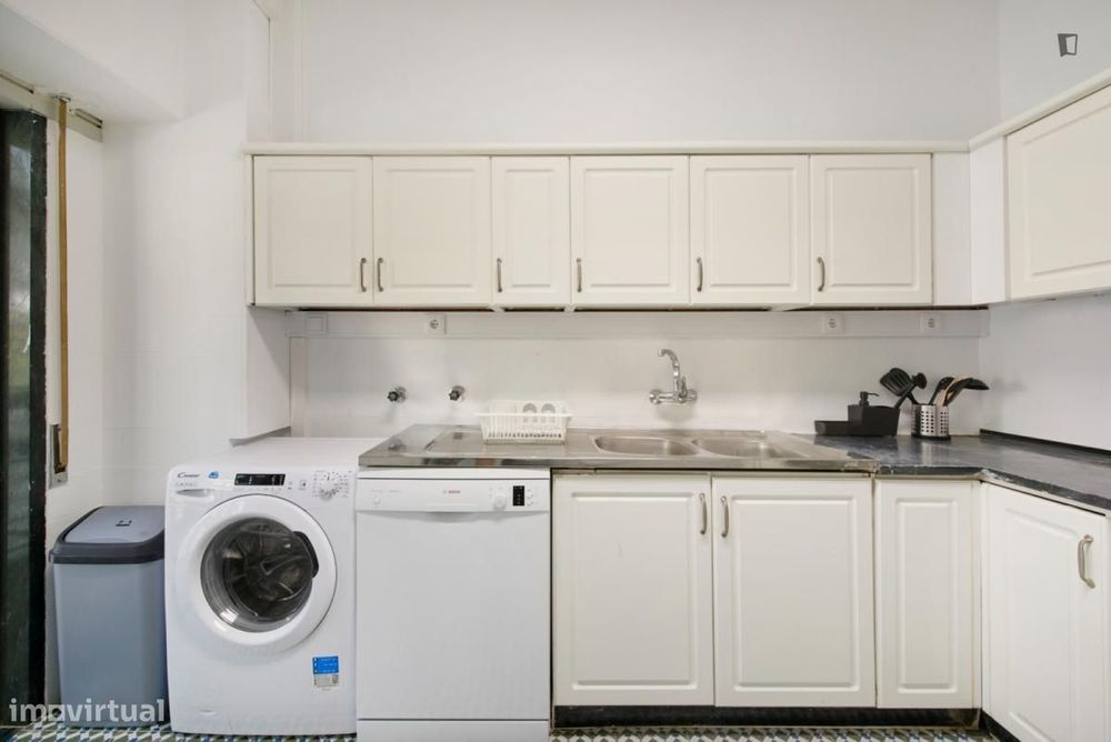 Quarto - localizado em Arroios Lisbon