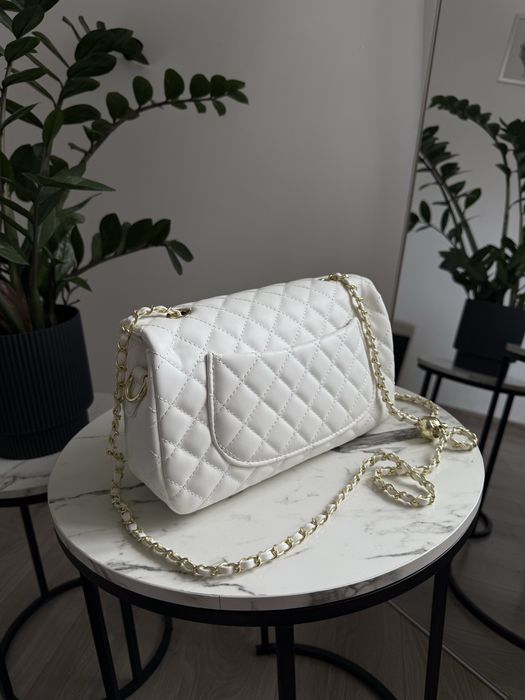Популярна сумка в стилі шанель chanel стьобана трендова сумочка в золотій фурнітурі