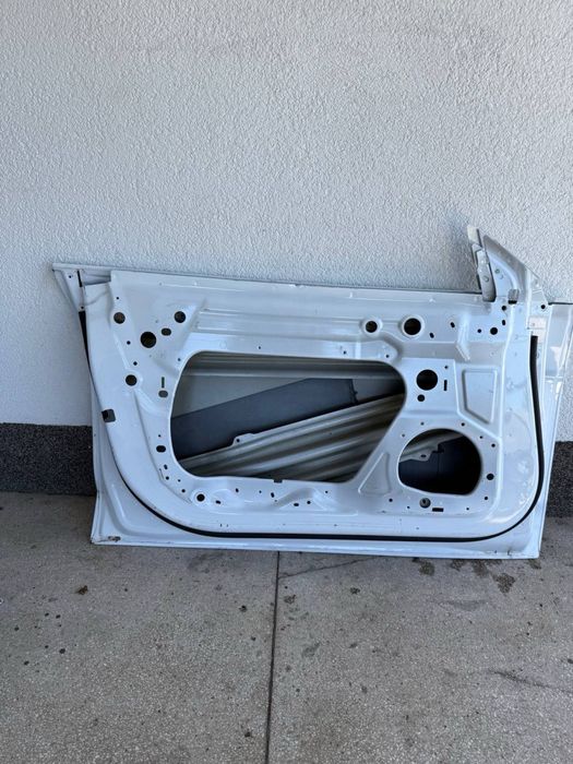 Дверка ліва перед (водійська) Tesla 3
